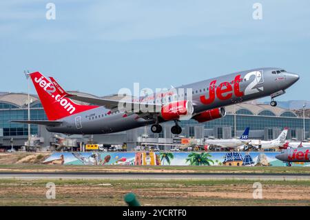 Billigfluggesellschaften. Boeing 737 Flugzeug der Billigfluggesellschaft Jet2 startet am Flughafen Alicante, El Altet. Stockfoto