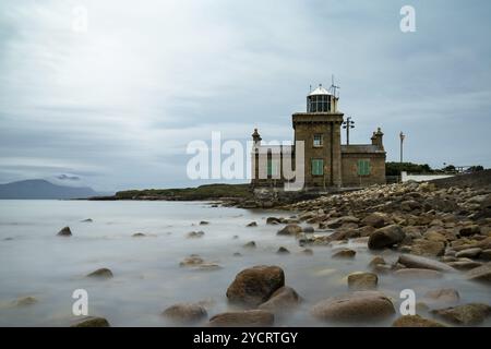 Eine Langzeitansicht des historischen Blacksod Lighthouse aus dem 19.. Jahrhundert auf der Mullet Peninsula in der Grafschaft Mayo in Irland Stockfoto