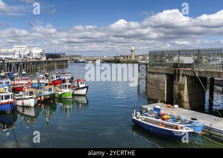 Dunmore East, Irland, 17. August 2022: Blick auf den Hafen von Dunmore East und den Leuchtturm im County Waterford, Europa Stockfoto