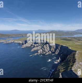 Panoramablick auf die Kerry Cliffs und die Iveragh Peninsula im County Kerry of Ireland Ansicht der Kerry Cliffs und der Iveragh Peninsula in Stockfoto