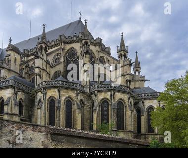 Troyes, Frankreich - 13. September 2022: Außenansicht des zentralen Schiffes und des Quers der historischen Kathedrale von Troyes Stockfoto