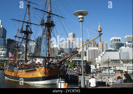 07.05.2018, Sydney, New South Wales, Australien, Ein Segelschiff liegt im Hafen von Darling Harbour mit der Skyline von Sydneys Geschäftsviertel i Stockfoto