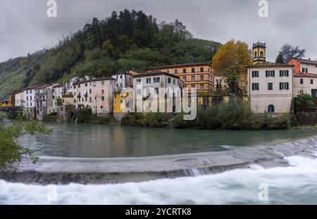 Bagni di Lucca, Italien, 11. November 2023: Blick auf das Dorf Bagni di Lucca und den Fluss Lima in der Toskana, Europa Stockfoto