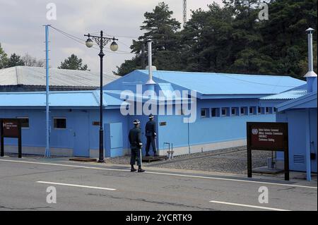 02.05.2013, Panmunjom, Südkorea, Asien, südkoreanische Wachen stehen in defensiver Haltung am Grenzstreifen im Gemeinsamen Sicherheitsbereich innerhalb der d Stockfoto