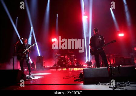 Daniel Kessler, Samuel Sam Fogarino und Paul Banks, v.l., von der Band Interpol bei einem Konzert im Tempodrom in Berlin, 23. Oktober 2024. Interpol Konzert Berlin *** Daniel Kessler, Samuel Sam Fogarino und Paul Banks, von links, von der Band Interpol bei einem Konzert im Tempodrom in Berlin, 23. Oktober 2024 Interpol Konzert Berlin Stockfoto