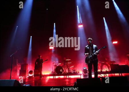 Daniel Kessler, Samuel Sam Fogarino, Paul Banks und Brandon Curtis, v.l., von der Band Interpol bei einem Konzert im Tempodrom in Berlin, 23. Oktober 2024. Interpol Konzert Berlin *** Daniel Kessler, Samuel Sam Fogarino, Paul Banks und Brandon Curtis, von links, von der Band Interpol bei einem Konzert im Tempodrom in Berlin, 23. Oktober 2024 Interpol Konzert Berlin Stockfoto