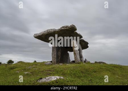 Eine Langzeitaufnahme der Poulnabrone Dolmen unter einem bewölkten Himmel in der Grafschaft Clare in Westirland Stockfoto