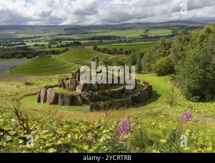 Blick auf den multiversen Steinkreis mit den Andromeda- und Milchstraßenkügeln im Crawick Multiverse Stockfoto