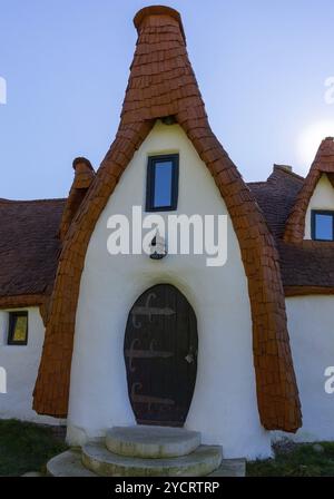 Porumbacu de Sus, Rumänien, 18. Oktober 2022: Blick auf das Märchenschloss Castelul de LUT Valea Zanelor und Hotel in Mittelrumänien, Europa Stockfoto