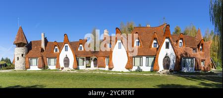 Porumbacu de Sus, Rumänien, 18. Oktober 2022: Panoramablick auf das Märchenschloss Castelul de LUT Valea Zanelor und Hotel in Mittelrumänien, Europa Stockfoto