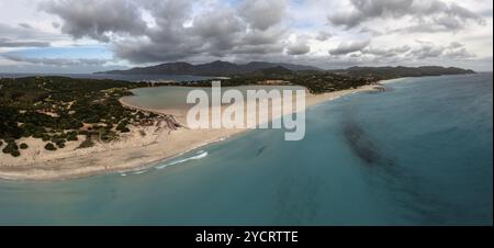 Panoramablick auf Capo Carbonara und den Strand und See nahe Villasimius im Südosten Sardiniens Stockfoto