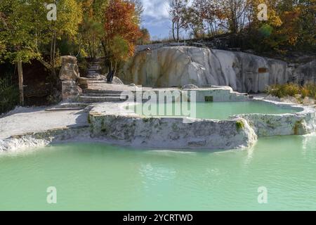 Malerische Thermalbäder mit türkisfarbenem Wasser unter Laubbäumen in Bagni San Filippo Stockfoto