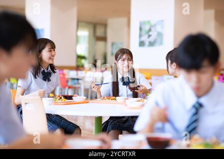 Die Schüler essen in der Studentencafeteria Stockfoto