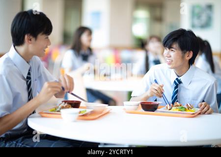 Die Schüler essen in der Studentencafeteria Stockfoto