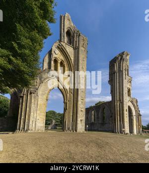 Glastonbury, Vereinigtes Königreich, 1. September 2022: Blick auf die Ruinen von The Crossing and Choir Wall in der Glastonbury Abbey, Europa Stockfoto