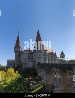 Hunedoara, Rumänien, 17. Oktober 2022: Blick auf das Wahrzeichen der Burg Corvin aus dem 15. Jahrhundert in Hunedoara in Siebenbürgen, Europa Stockfoto