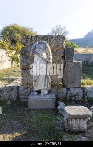 Korinth, Griechenland, 8. November 2022: Panoramablick auf die Ruinen des antiken Korinth in Südgriechenland, Europa Stockfoto