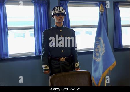 02.05.2013, Panmunjom, Südkorea, Asien, Ein südkoreanischer Wachsoldat steht in defensiver Haltung in einer Verhandlungsbaracke im Joint Security AR Stockfoto