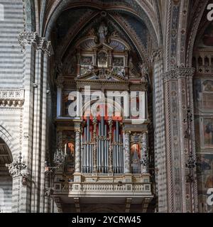 Orvieto, Italien, 18. November 2023: Blick auf die Pfeifenorgel in der historischen Kathedrale von Orvieto, Europa Stockfoto