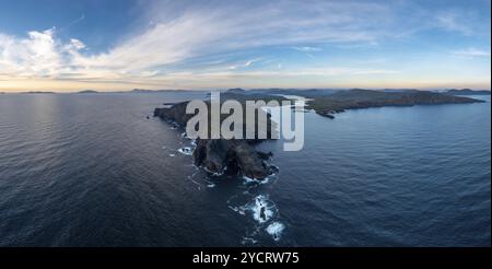 Panoramaaussicht auf die Klippen von Bray Head auf Valentia Island in der Dämmerung Stockfoto