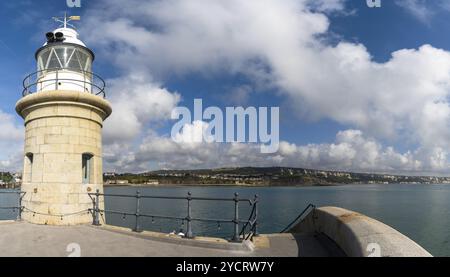 Folkestone, Vereinigtes Königreich, 11. September 2022: Der Folkestone Harbor Arm mit dem historischen Leuchtturm, Europa Stockfoto