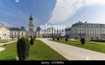 Keszthely, Ungarn, 10. Oktober 2022: Blick auf den Festetikpalast in Keszthely, Europa Stockfoto