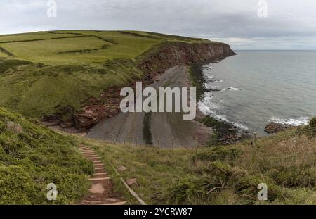 Blick auf die Küste von Cumbria und die Klippen der Landzunge St. Bees Stockfoto