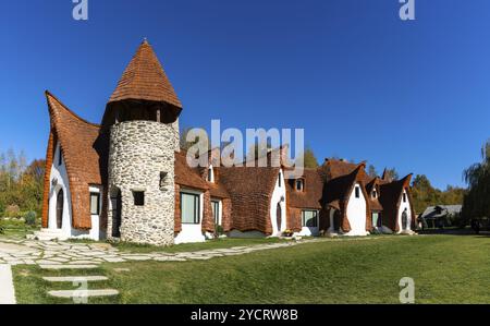 Porumbacu de Sus, Rumänien, 18. Oktober 2022: Blick auf das Märchenschloss Castelul de LUT Valea Zanelor und Hotel in Mittelrumänien, Europa Stockfoto