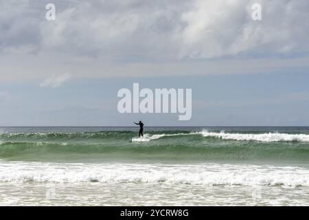 Newquay, Großbritannien, 4 Spetember, 2022: Surfer fangen eine Welle am Fistral Beach in Newquay, Europa Stockfoto