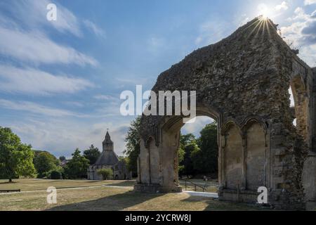 Glastonbury, Vereinigtes Königreich, 1. September 2022: Blick auf die Ruinen des Chors in der Glastonbury Abbey mit einem Sonnenschein in der Ecke, Europa Stockfoto