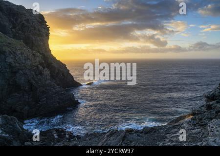 Lange Sonnenuntergänge mit Felsen und Riff am Capo Falcone auf Sardinien Stockfoto