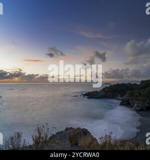 Malerische idyllische Bucht und Klippenlandschaft an der Maratea Coast in Basilicata bei Sonnenuntergang Stockfoto