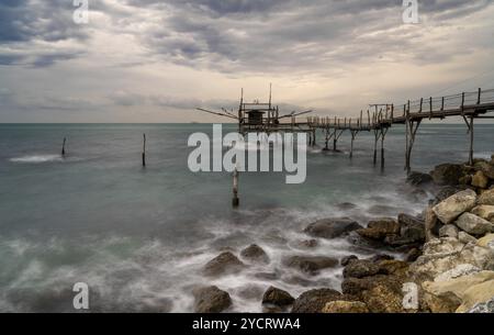 Langzeitaufnahme der Trabocco Turchino Angelmaschine und Hütte an der Küste der Abruzzen in Italien Stockfoto