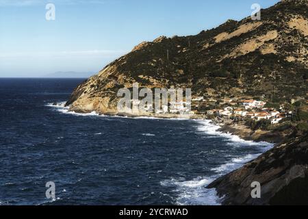 Ein Blick auf das kleine Dorf Chiessi an der zerklüfteten Westküste der Insel Elba Stockfoto