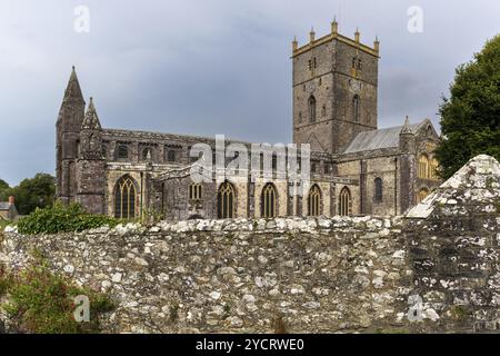 St. Davids, Großbritannien, 28. August 2022: Blick auf die St. Davids Kathedrale und den Friedhof in Pembrokeshire, Europa Stockfoto