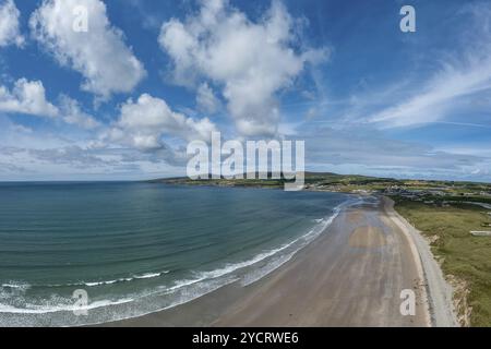 Ein Luftpanorama der Bray Head Klippen und Landzunge auf Valentia Island bei Sonnenuntergang Luftaufnahme des endlosen goldenen Sandstrandes in Ballybunion Stockfoto