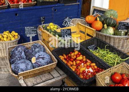 Greystones, Irland, 18. August 2022: Nahaufnahme einer Obst- und Gemüseausstellung in einem Geschäft mit Vollwertkost und Bio in Greystones, Europa Stockfoto