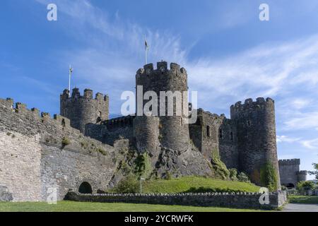 Conwy, Großbritannien, 27. August 2022: Blick auf das mittelalterliche Conwy Castle in Nordwales, Europa Stockfoto