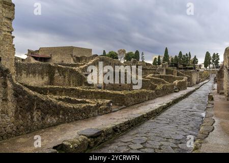 Ercolano, Italien, 25. November 2023: Typische Stadtstraße und Häuser in der antiken römischen Stadt Herculaneum, Europa Stockfoto