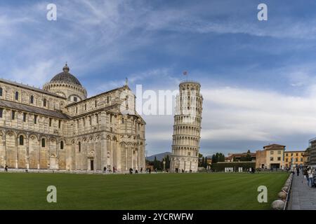 Pisa, Italien, 30. November 2022: Der Schiefe Turm von Pisa und die historische Kathedrale, Europa Stockfoto