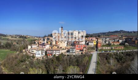 Costiglione d'Asti, Italien, 12. März 2023: Blick auf das malerische Dorf Costigliole d'Asti in der Piemont-Weinregion Italiens, Europa Stockfoto