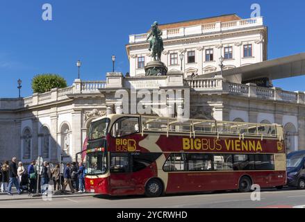 Wien, Österreich, 22. September 2022: Touristen warten an Bord eines Big Bus Vienna Tour Busses in der Innenstadt von Wien für eine geführte Stadtbesichtigung in Europa Stockfoto