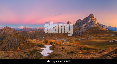 Ein breites 2:1-Panoramabild von einem Herbstsonnenaufgang in den Dolomiten auf dem Giaupass (Passo Giau) auf 2200 Metern Höhe. Hier haben Sie einen Blick auf den Stockfoto