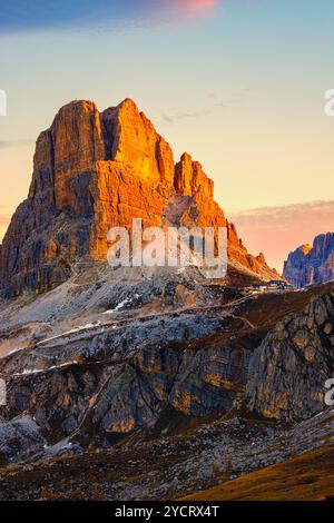 Sonnenaufgang in den Dolomiten auf dem Giau-Pass (Passo Giau) auf 2200 m Höhe mit Blick in Richtung Rifugio Nuvolau, auf 2575 m Höhe. Das Giau Pas Stockfoto