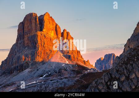 Sonnenaufgang in den Dolomiten auf dem Giau-Pass (Passo Giau) auf 2200 m Höhe mit Blick in Richtung Rifugio Nuvolau, auf 2575 m Höhe. Das Giau Pas Stockfoto