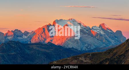 Ein breites 2:1-Panoramabild eines Sonnenaufgangs in den Dolomiten auf dem Giau-Pass (Passo Giau) auf 2200 Metern Höhe mit Blick auf die Marmolada, eine gla Stockfoto