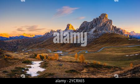 Ein breites 16:9-Panoramabild von einem Herbstsonnenaufgang in den Dolomiten auf dem Giaupass (Passo Giau) auf 2200 Metern Höhe. Hier haben Sie einen Blick auf den Stockfoto