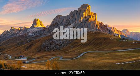 Ein breites 2:1-Panoramabild von einem Herbstsonnenaufgang in den Dolomiten auf dem Giaupass (Passo Giau) auf 2200 Metern Höhe. Hier haben Sie einen Blick auf den Stockfoto