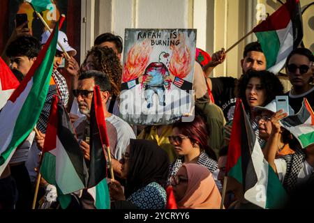 Tunis, Tunesien. 27. Mai 2024. Tunesier gehen auf die Straße, um gegen den tödlichen israelischen Angriff auf Rafah am Sonntag, den 26. Mindestens 45 Menschen wurden getötet und Hunderte weitere verletzt, von denen viele schwere Verbrennungen erlitten haben, als israelische Truppen über Nacht ein Lager in Rafah für Binnenvertriebene Palästinenser streikten. Israel startete am Sonntag den Angriff Rafah nach einem Raketenangriff auf Tel Aviv aus Gaza. In Tunis riefen die Demonstranten zur israelischen Militäroffensive im Gazastreifen auf und beenden sie den anhaltenden "Völkermord" in der palästinensischen Enklave Stockfoto