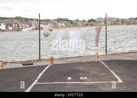 Ansicht von North Berwick mit Waschlinie im Vordergrund, North Berwick, East Lothian, Schottland, Vereinigtes Königreich Stockfoto